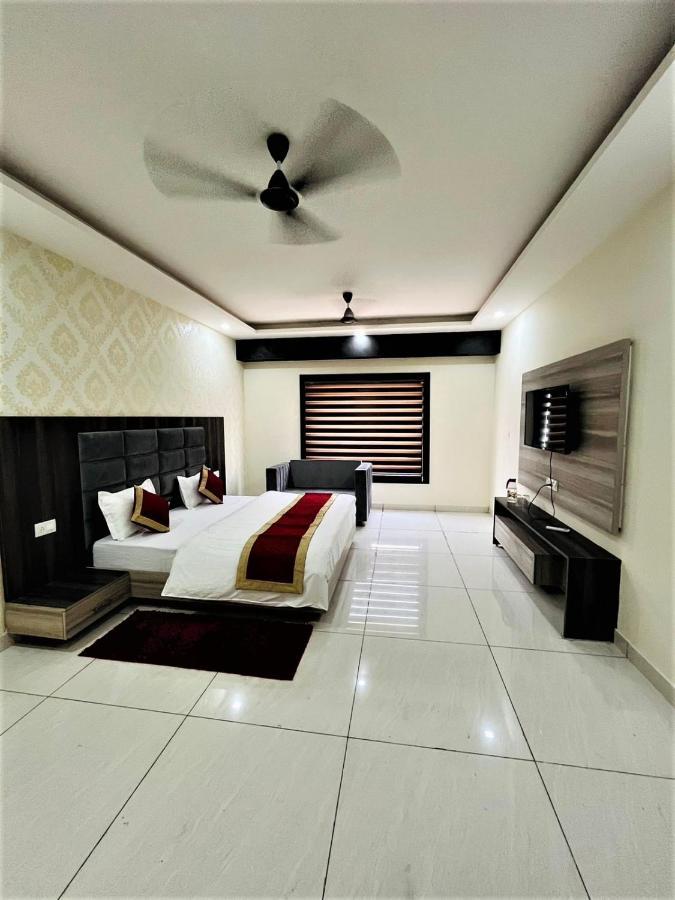 Hotel Blue Pine Haridwār Екстериор снимка