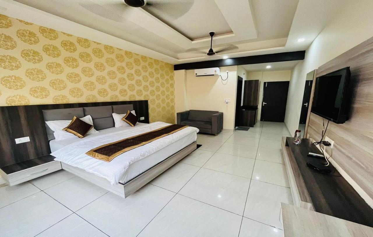 Hotel Blue Pine Haridwār Екстериор снимка