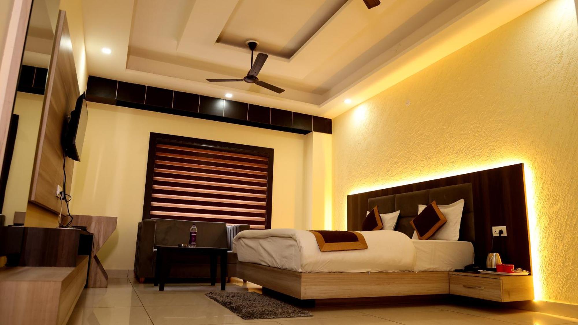 Hotel Blue Pine Haridwār Екстериор снимка