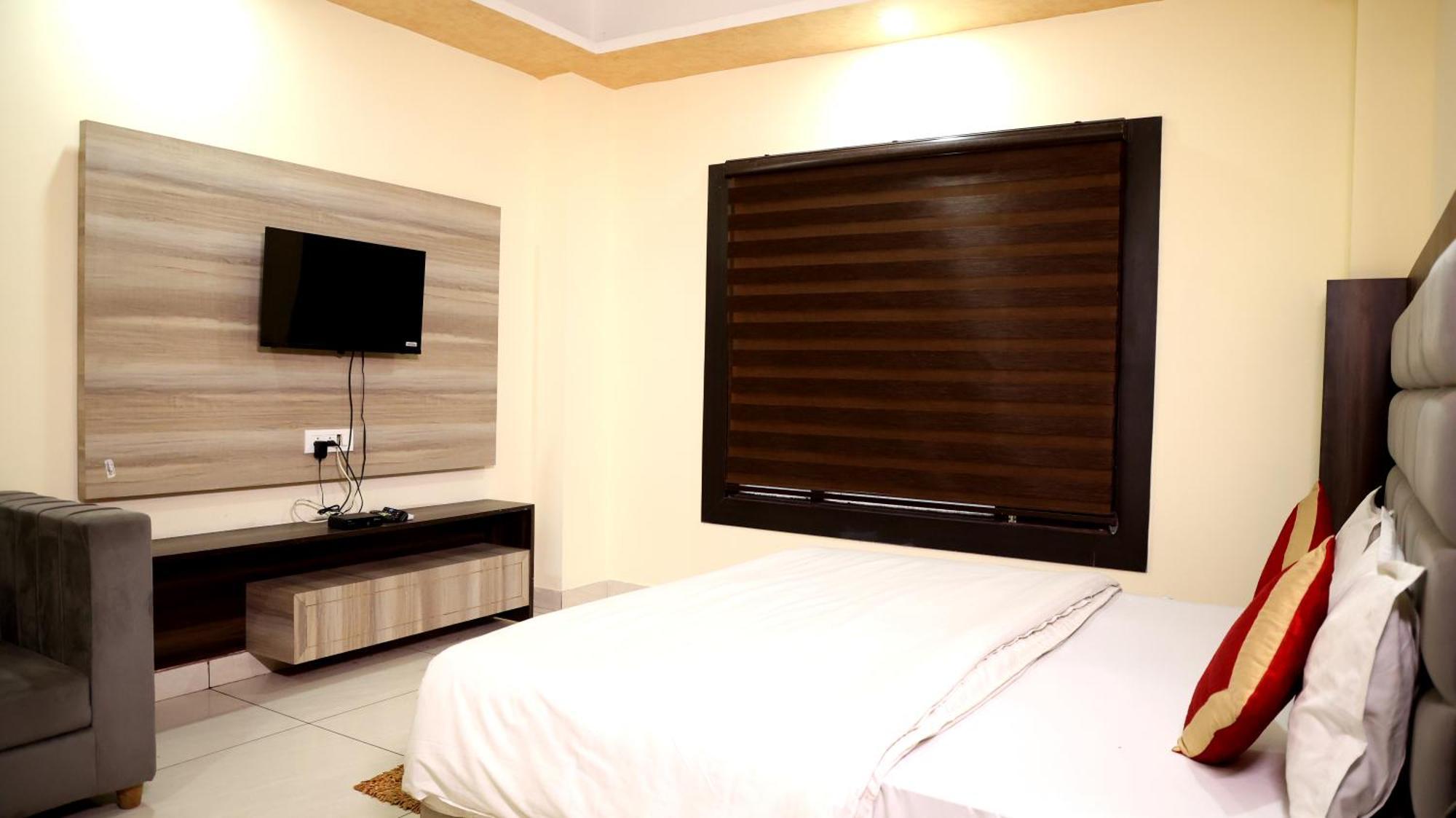 Hotel Blue Pine Haridwār Екстериор снимка